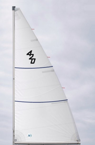 White Dacron mainsail for the C420: cross-cut panels, batten pockets White Dacron mainsail for the C420: cross-cut panels, batten pockets