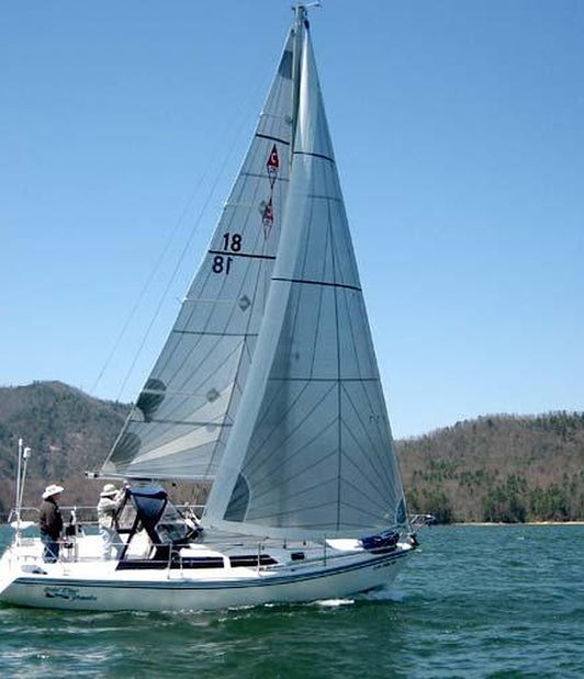Catalina 270 under sail